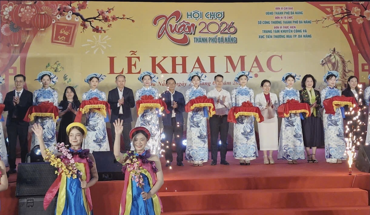 Lãnh đạo ngành Công Thương Đà Nẵng thực hiện nghi thức khai mạc Hội chợ Xuân 2026 Đà Nẵng. Ảnh Ngô Anh Văn