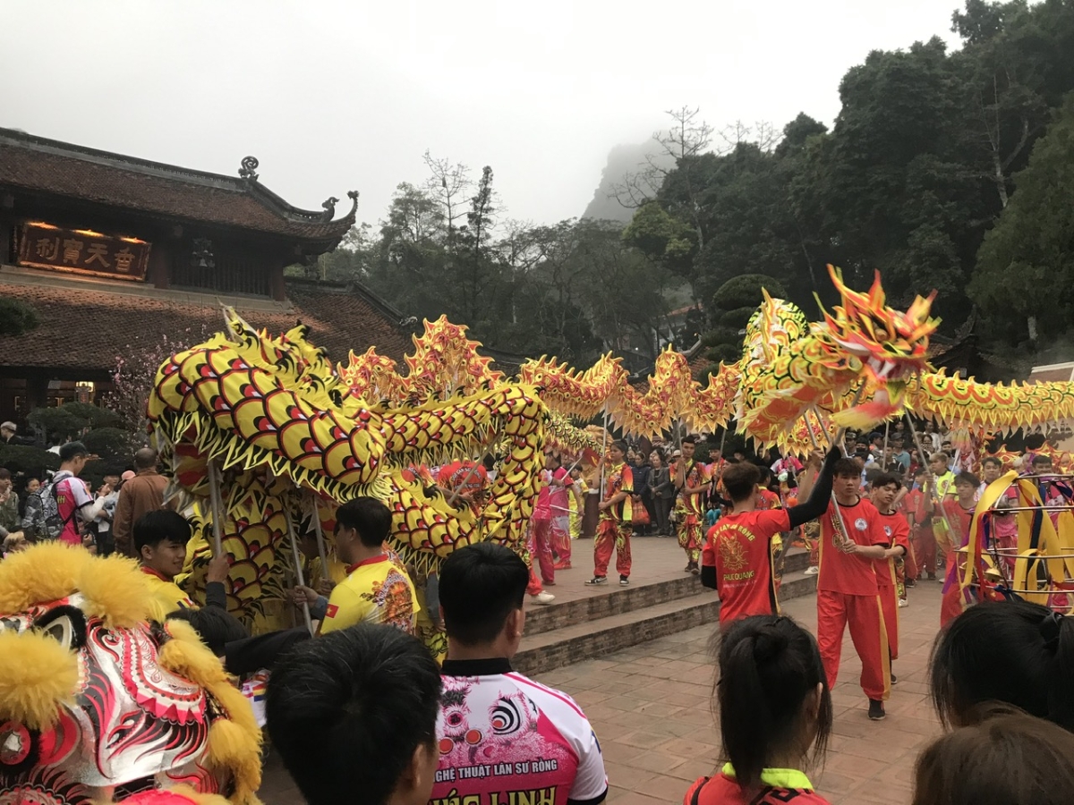 Múa rồng là tiết mục đặc sắc tại Lễ khai hội Chùa Hương hàng năm. Ảnh Chu Khôi,