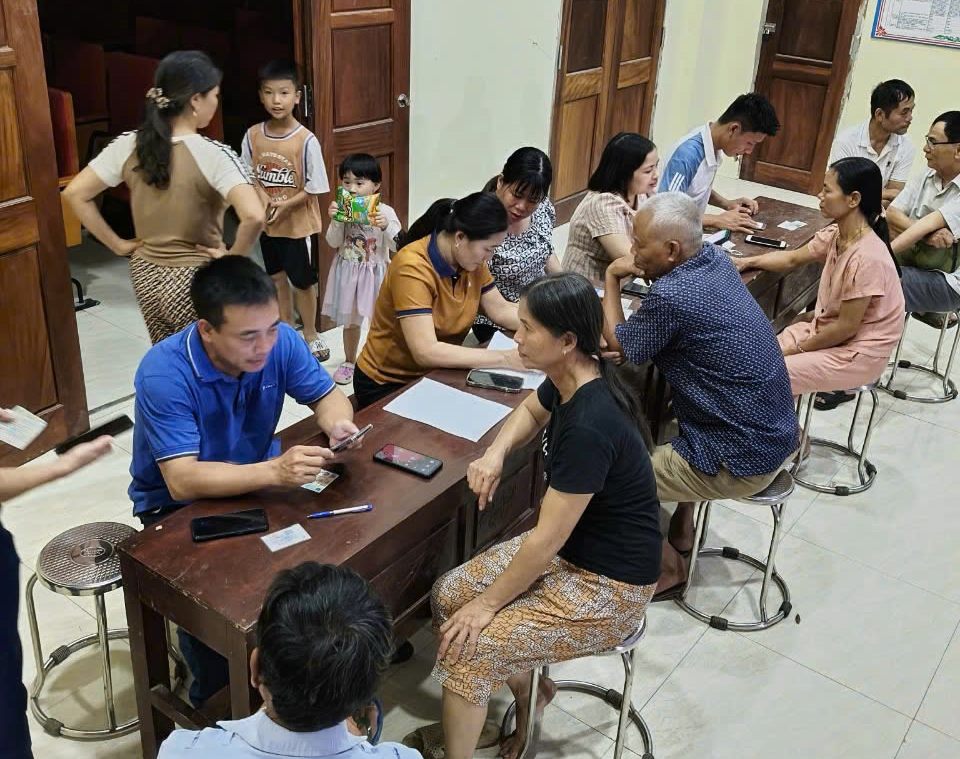 Người dân xã Hậu Lộc trao đổi kinh nghiệm sản xuất, tiêu thụ nông sản qua các nhóm Zalo cộng đồng.