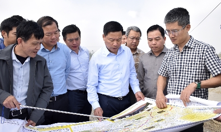 Phó Chủ tịch UBND tỉnh Nghệ An Hoàng Phú Hiền kiểm tra công tác chuẩn bị khởi công dự án Đường bộ cao tốc Vinh - Thanh Thủy