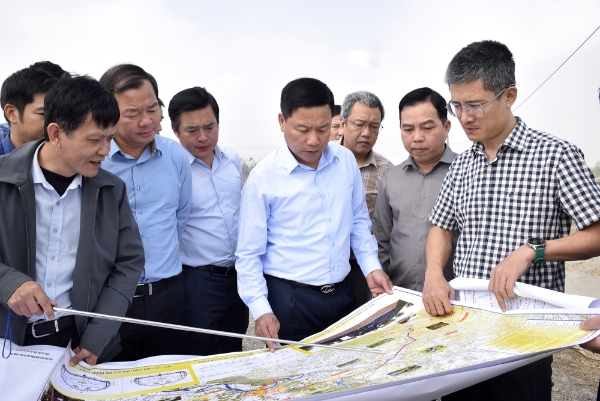 Phó Chủ tịch UBND tỉnh Nghệ An Hoàng Phú Hiền kiểm tra công tác chuẩn bị khởi công dự án Đường bộ cao tốc Vinh - Thanh Thủy