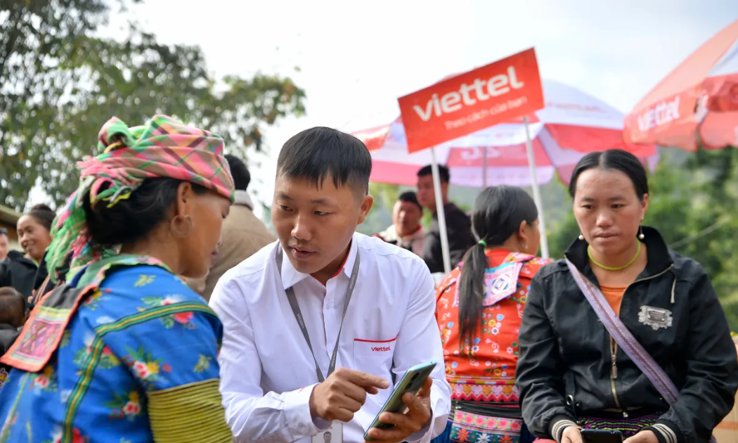Hướng dẫn bà con cài đặt thông tin trên điện thoại. 