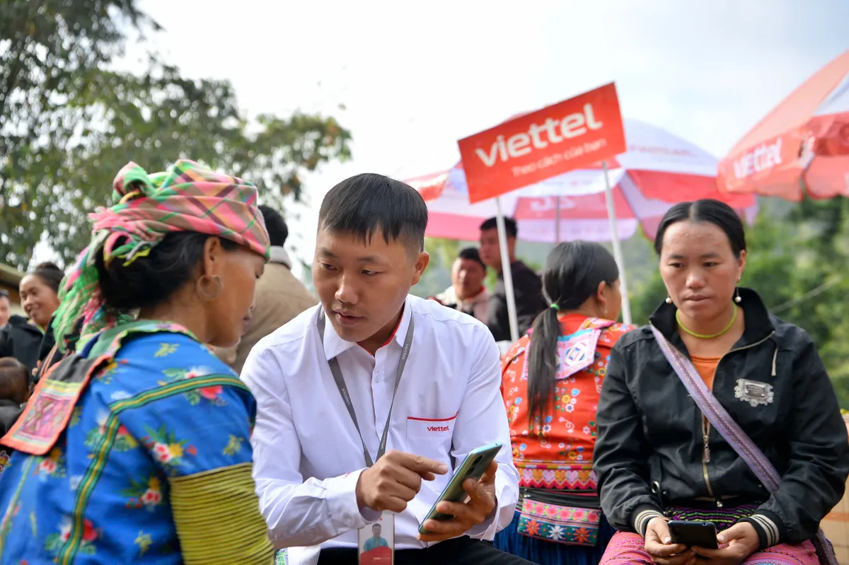 Hướng dẫn bà con cài đặt thông tin trên điện thoại. 