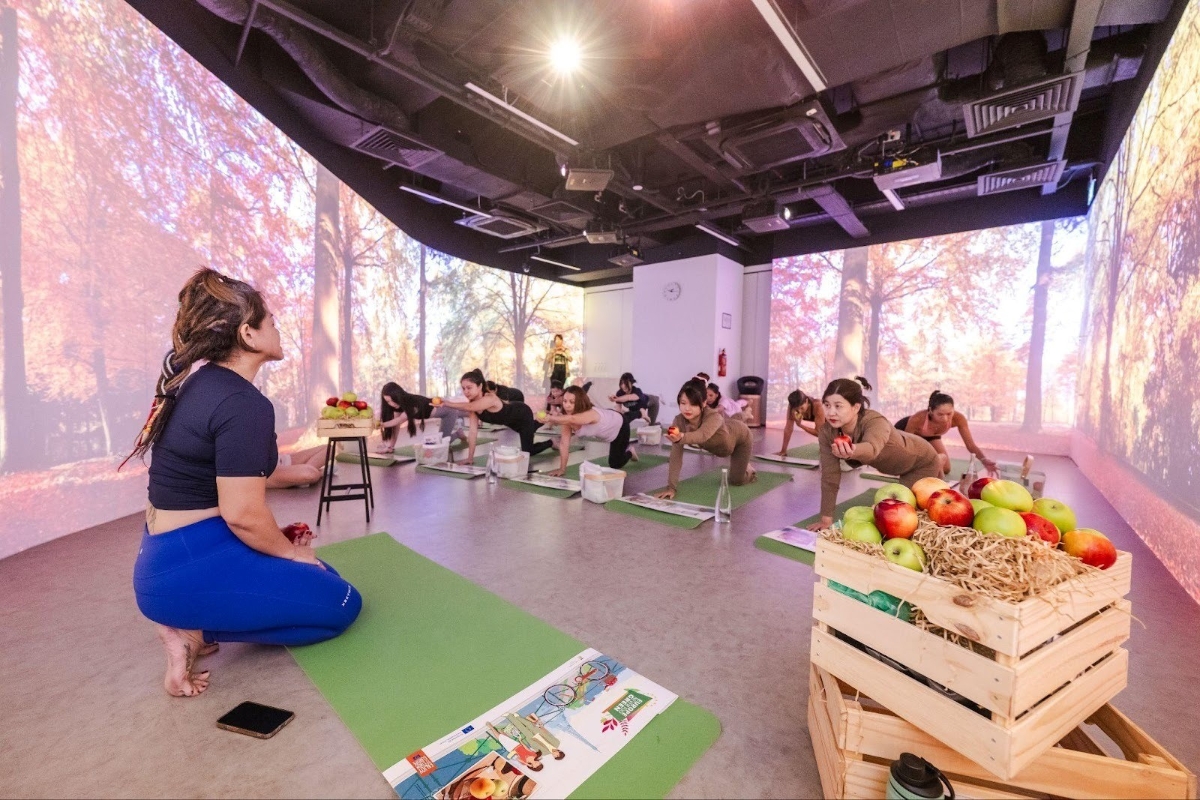 Hình ảnh tại event Immersive Yoga cùng táo Pháp tại Singapore (Ảnh: DNCC).