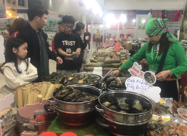 Giới thiệu sản phẩm Tây Bắc tại Hội chợ Xuân 2026. Ảnh Ngô Anh Văn