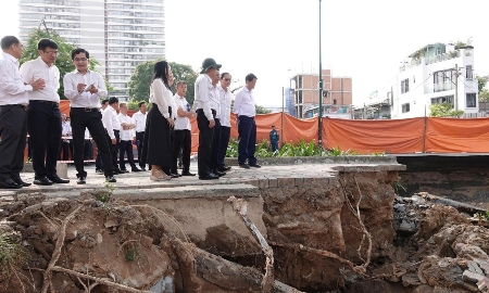 Đoạn sạt lở dài khoảng 30 m, rộng khoảng 16 m tính từ bờ kè vào đường Ba Đình - Ảnh: Cổng thông tind điện tử TP. Hồ Chí Minh.