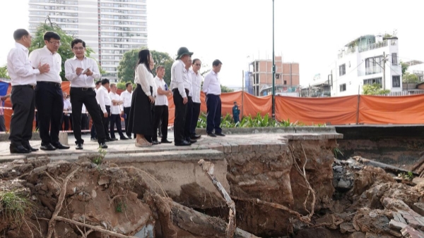 Đoạn sạt lở dài khoảng 30 m, rộng khoảng 16 m tính từ bờ kè vào đường Ba Đình - Ảnh: Cổng thông tind điện tử TP. Hồ Chí Minh.