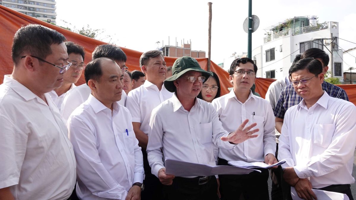 Phó Chủ tịch UBND TP.Hồ Chí Minh Bùi Minh Thạnh cùng lãnh đạo các sở ngành kiểm tra thực địa khu vực bờ kênh Tàu Hủ (phường Chánh Hưng) bị sạt lở - Ảnh: Cổng thông tind điện tử TP. Hồ Chí Minh.