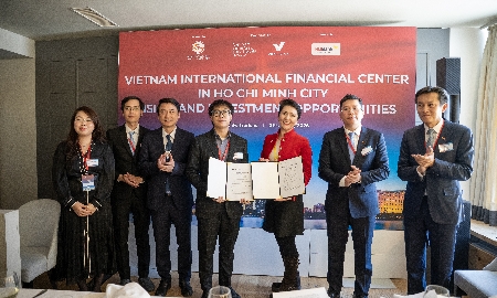 Lễ công bố Biên bản ghi nhớ hợp tác (MoU) giữa các thành viên của Liên Minh Kinh tế On-chain toàn cầu và các đối tác quốc tế (Ảnh: HCMC C4IR).