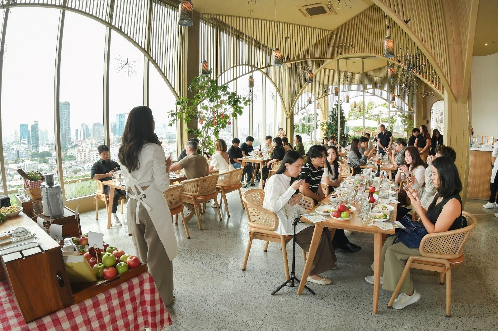 Sự kiện làm mocktail cùng táo Pháp tại Thái Lan (Ảnh: DNCC).