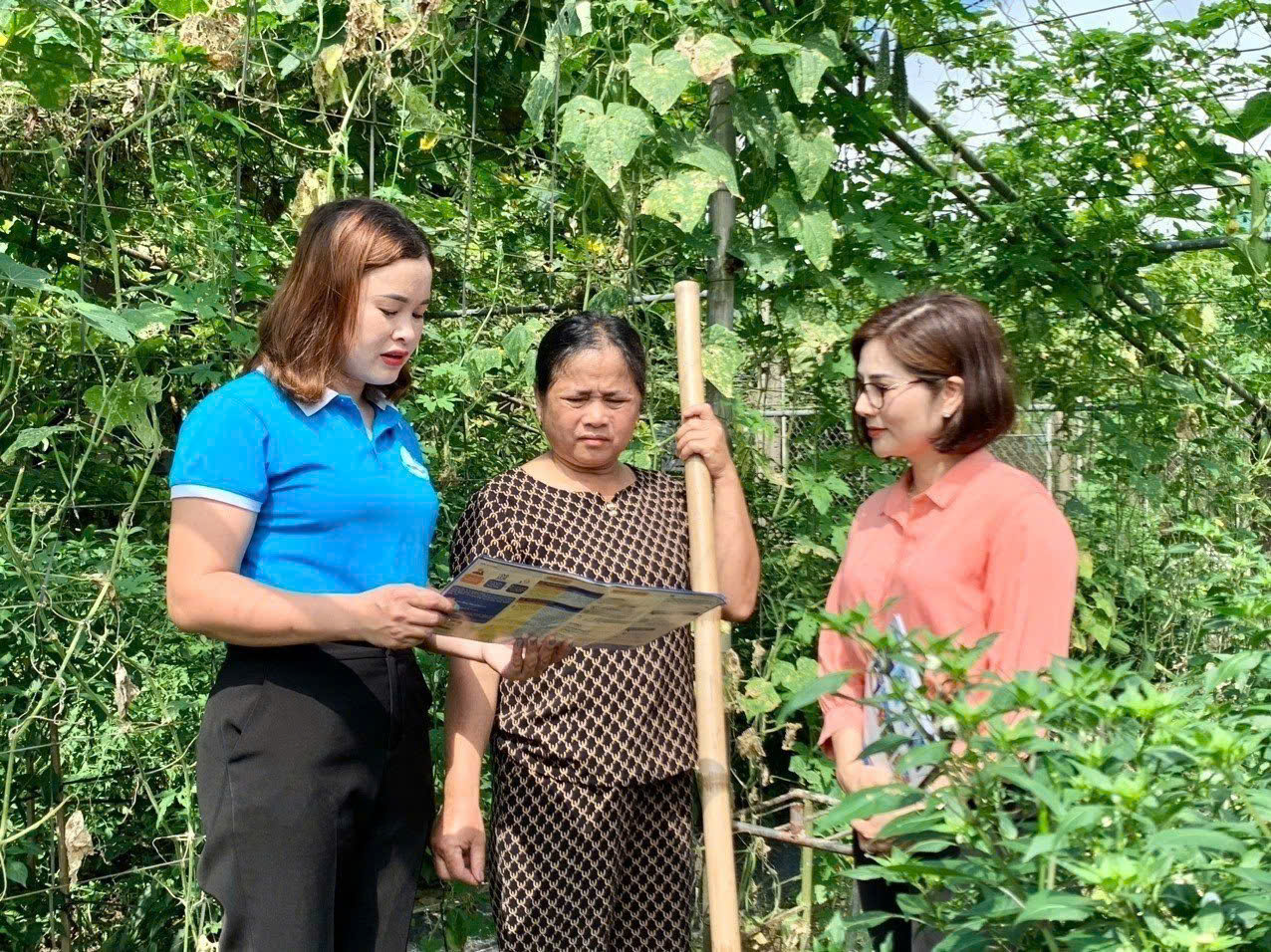 Thông tin chính sách an sinh đến người dân. Ảnh: TH. 