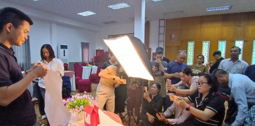 Liên minh Hợp tác xã tỉnh Đắk Lắk hỗ trợ thành viên các hợp tác xã tập huấn livetream bán hàng trên sàn thương mại điện tử.