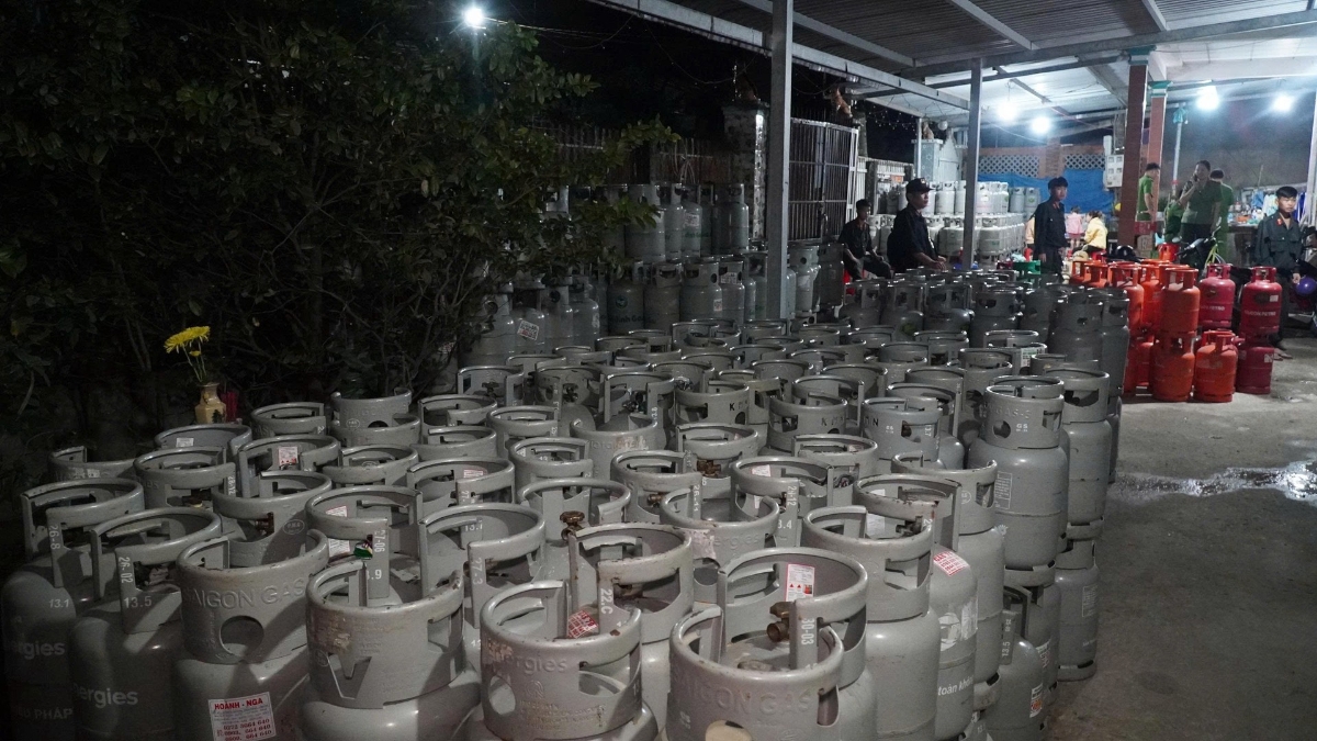 Tang vật cơ quan chức năng tỉnh Tây Ninh thu giữ trong vụ sản xuất gas giả