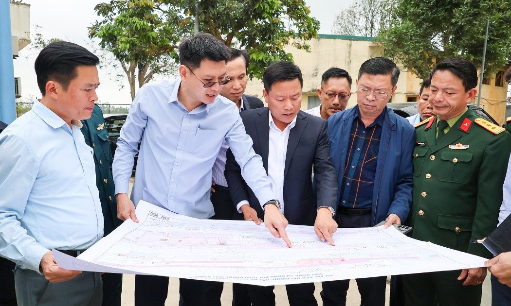 Phó Chủ tịch UBND tỉnh Nghệ An Hoàng Phú Hiền nghe báo cáo về tình hình thực hiện dự án kéo dài đường cất hạ cánh hiện hữu tại Cảng hàng không Quốc tế Vinh