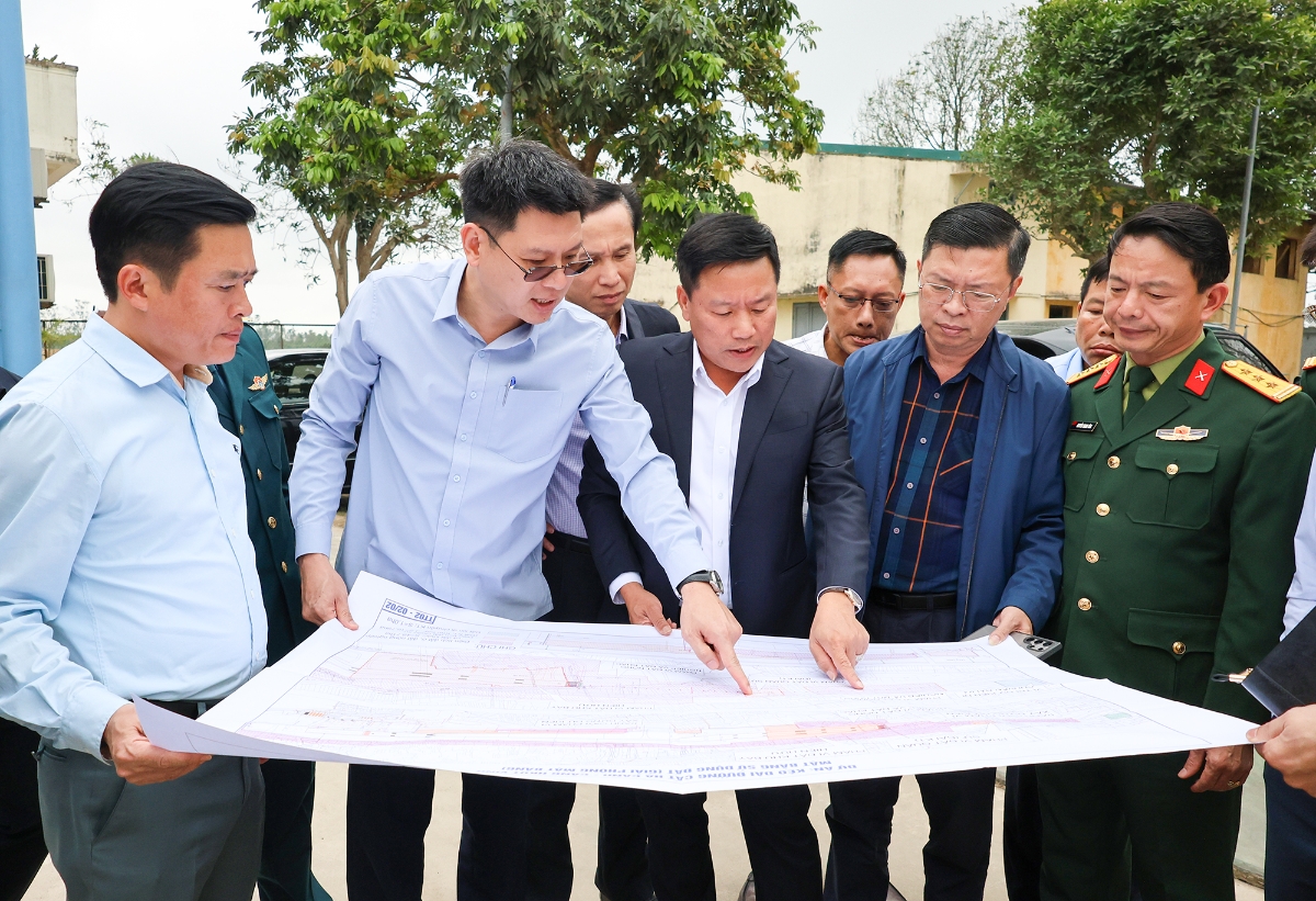 Phó Chủ tịch UBND tỉnh Nghệ An Hoàng Phú Hiền nghe báo cáo về tình hình thực hiện dự án kéo dài đường cất hạ cánh hiện hữu tại Cảng hàng không Quốc tế Vinh