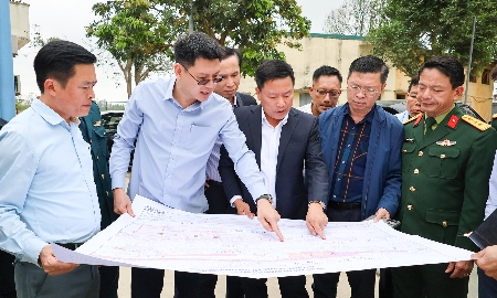 Phó Chủ tịch UBND tỉnh Nghệ An Hoàng Phú Hiền nghe báo cáo về tình hình thực hiện dự án kéo dài đường cất hạ cánh hiện hữu tại Cảng hàng không Quốc tế Vinh