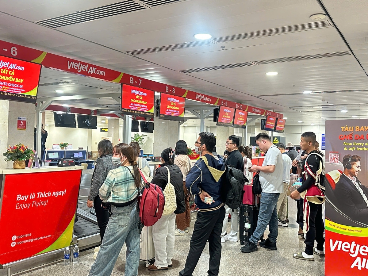 Vé máy bay Tết rơi vào tình trạng “nóng” kéo dài, buộc các hãng hàng không phải liên tục tăng tải.&nbsp;