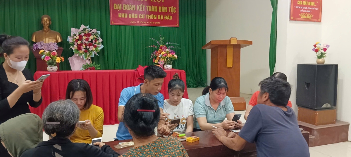 Cán bộ xã Hậu Lộc hướng dẫn người dân cài đặt và sử dụng các ứng dụng số phục vụ đời sống và sản xuất.