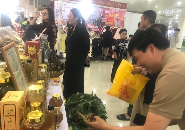 Giới thiệu sản phẩm Sâm Ngọc Linh tại Hội chợ Xuân 2026. Ảnh Ngô Anh Văn