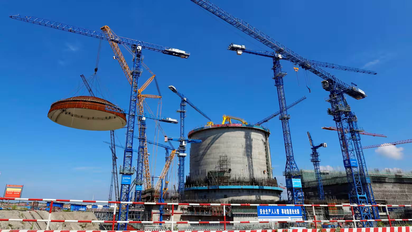 Một mái vòm đang được lắp đặt lên một tổ máy điện hạt nhân Hualong One tại nhà máy điện hạt nhân Fangchenggang ở khu tự trị dân tộc Choang Quảng Tây, Trung Quốc - Ảnh: China Daily/Reuters