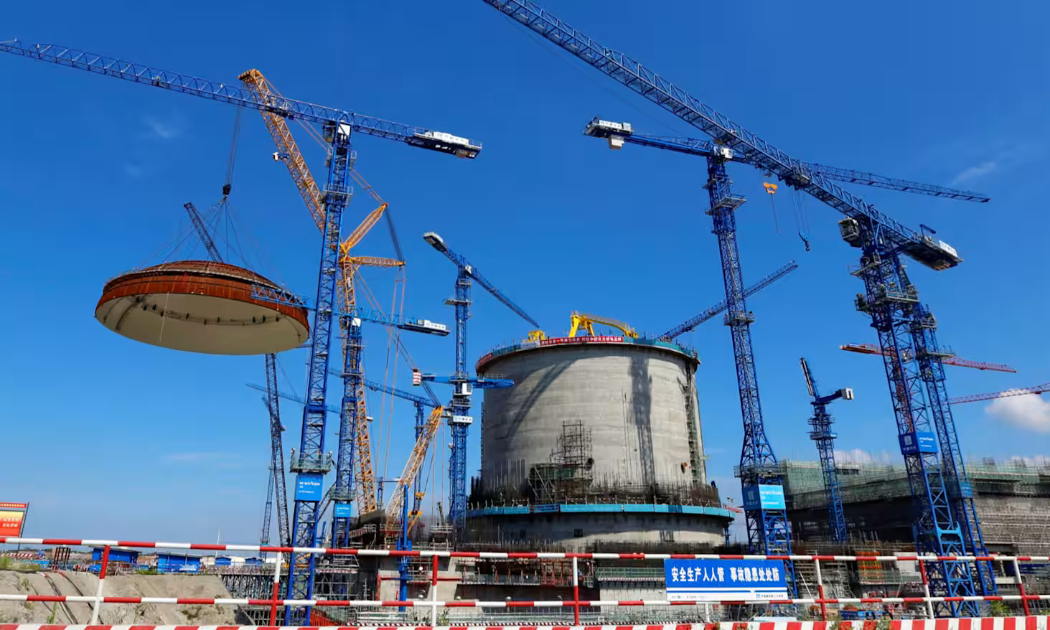 Một mái vòm đang được lắp đặt lên một tổ máy điện hạt nhân Hualong One tại nhà máy điện hạt nhân Fangchenggang ở khu tự trị dân tộc Choang Quảng Tây, Trung Quốc - Ảnh: China Daily/Reuters