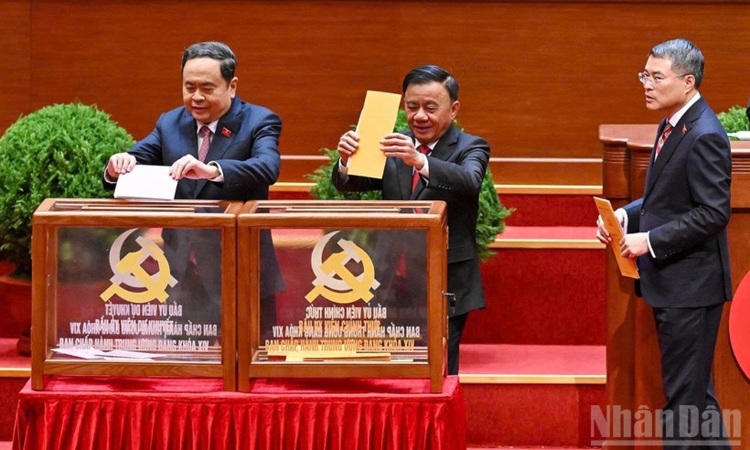 Chủ tịch Quốc hội Trần Thanh Mẫn, Thường trực Ban Bí thư Trần Cẩm Tú, Trưởng Ban Tổ chức Trung ương Lê Minh Hưng bỏ phiếu bầu Ủy viên Trung ương chính thức và Ủy viên dự khuyết Ban Chấp hành Trung ương Đảng khóa XIV.