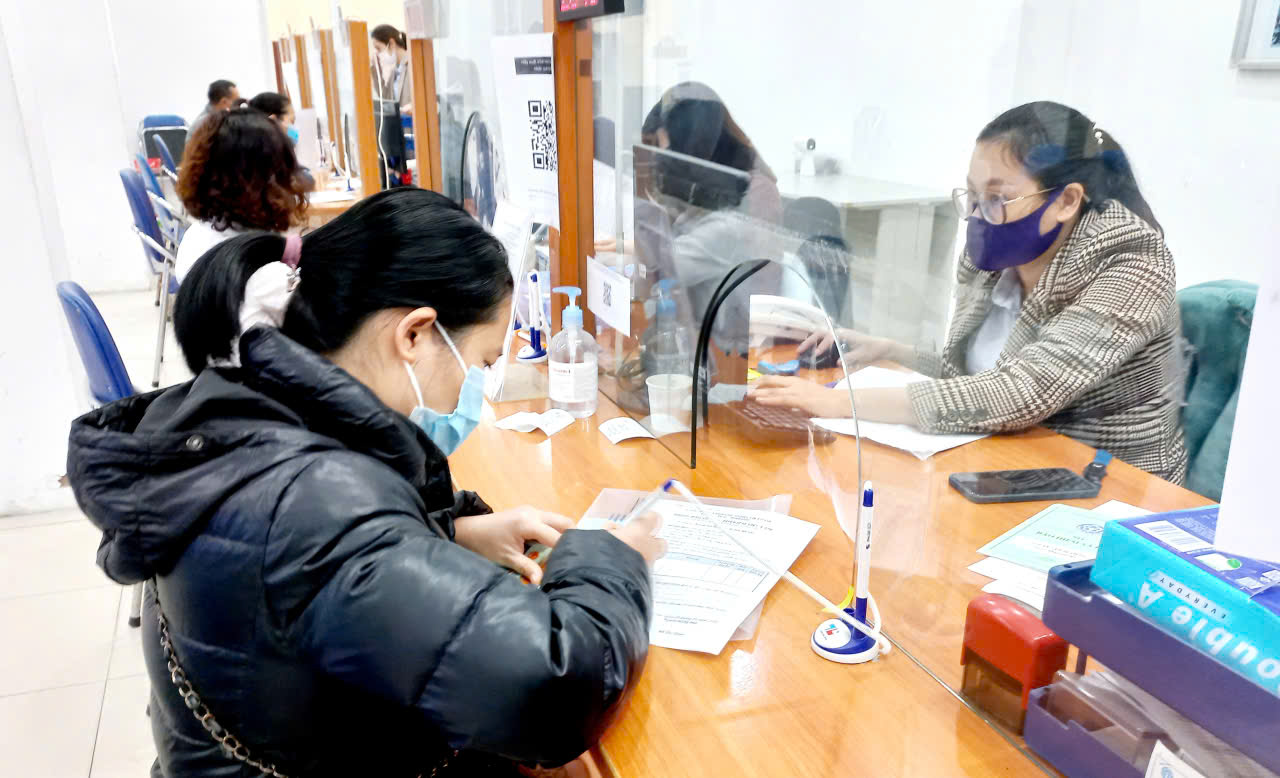 Mức tiền lương làm căn cứ đóng bảo hiểm thất nghiệp có điều chỉnh từ năm 2026. Ảnh: Nhật Dương.