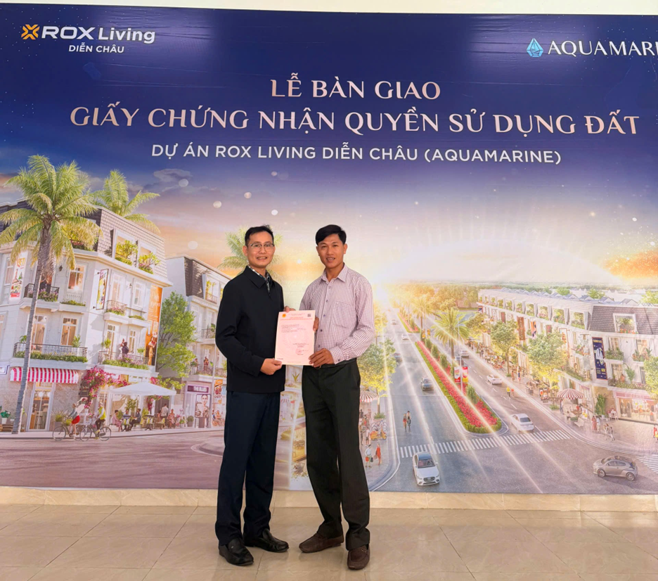 Khách hàng dự án ROX Living Diễn Châu phấn khởi khi cầm sổ đỏ trên tay.&nbsp;Nguồn ảnh: ROX Living Diễn Châu.