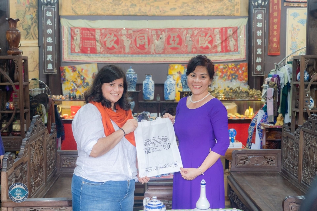 Các điểm dịch vụ kinh doanh bán hàng trong Đại nội Huế chuyển sang dùng túi vải không dệt.