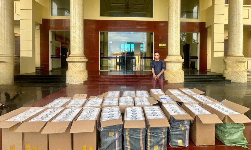 Tài xế Lâm Ngọc Hoa cùng tang vật. Ảnh: Công an tỉnh Quảng Trị