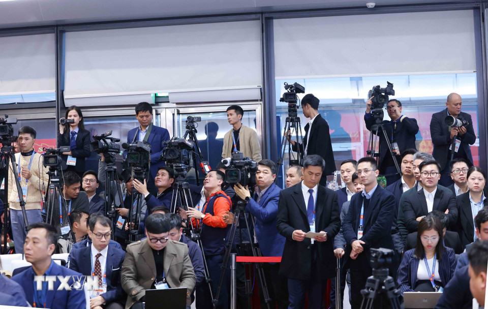 Phóng viên cơ quan báo chí tham dự họp báo. Ảnh: TTXVN