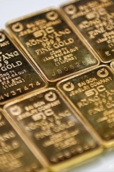 Domestic gold prices plunge after hitting record high