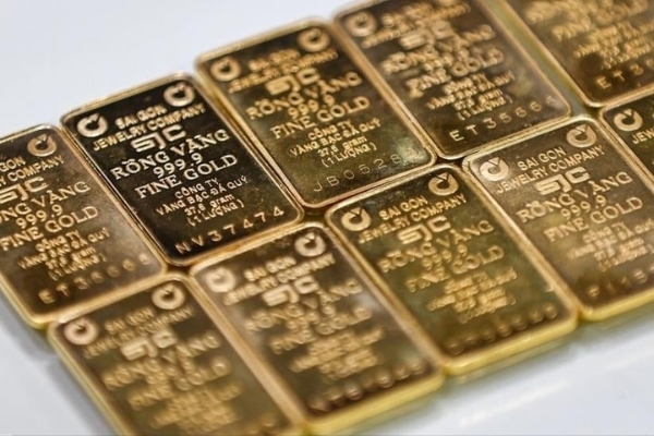 Domestic gold prices plunge after hitting record high