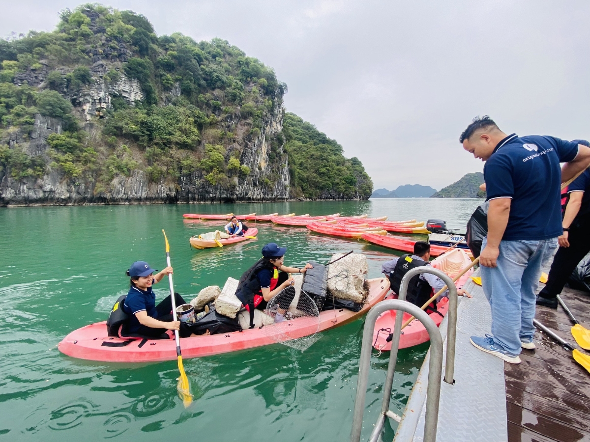 Phong trào chống rác thải nhựa trên Vịnh Hạ Long đã góp phần làm giảm trên 90% rác thải nhựa trong các hoạt động tham quan, du lịch .