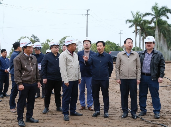 Phó Chủ tịch UBND tỉnh Hưng Yên Lại Văn Hoàn\ kiểm tra thực địa công trình thi công nút giao với quốc lộ 10 tuyến đường từ phường Thái Bình đi xã Hưng Hà, kết nối với phường Phố Hiến. Ảnh: Cổng thông tin điện tử tỉnh Hưng Yên.