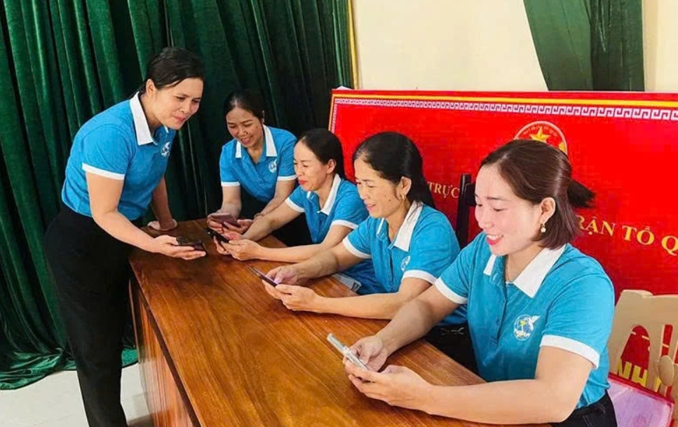 Hội viên phụ nữ xã Tây Đô thực hành tra cứu pháp luật trên điện thoại thông minh trong buổi tập huấn “Trợ lý AI: Phụ nữ Thanh Hóa sống tự tin - hiểu luật”. Ảnh: Tăng Thuý