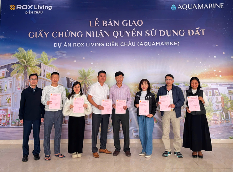 ROX Living Diễn Châu trao sổ đỏ đợt mới cho cư dân. Nguồn ảnh: ROX Living Diễn Châu.