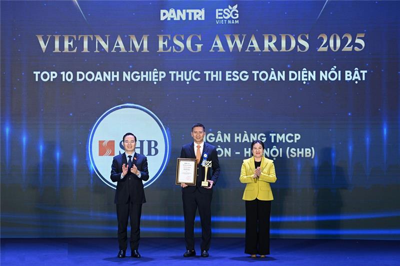 SHB được vinh danh trong TOP 10 doanh nghiệp thực thi ESG toàn diện nổi bật. Nguồn ảnh: SHB.