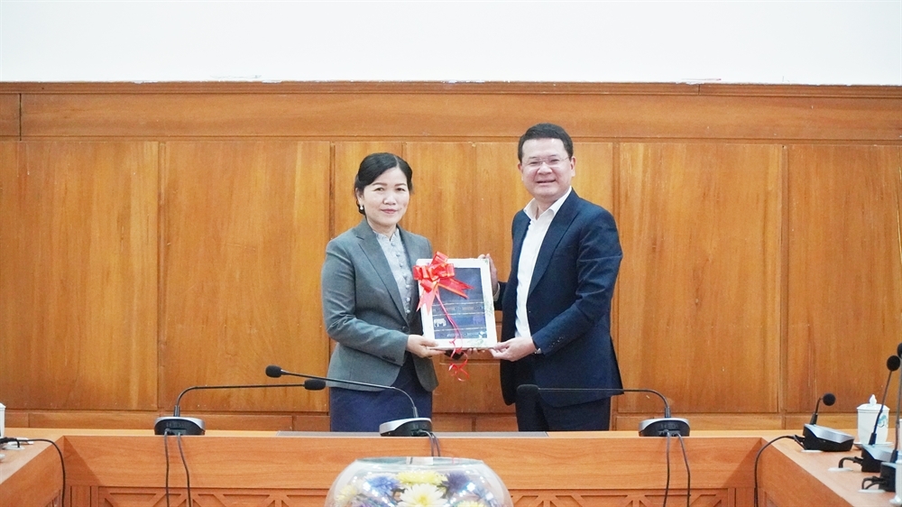 bà Phonevanh Outhavong, Thứ trưởng Bộ Tài chính CHDCND Lào tặng quà lưu niệm  Phó Chủ tịch UBND thành phố Huế Hoàng Hải Minh