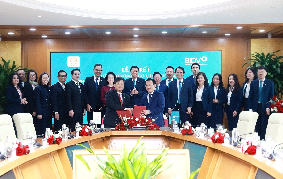 Ông Hoàng Trọng Hoàn (Phó Tổng giám đốc KN Holdings kiêm Chủ tịch HĐQT Công ty CP KCN Xuân Quế) và ông Nguyễn Đình Dương (Giám đốc BIDV Hà Nội) đại diện hai đơn vị ký kết Hợp đồng tín dụng tài trợ Dự án Đầu tư xây dựng và kinh doanh kết cấu hạ tầng Khu công nghiệp Xuân Quế - Sông Nhạn (Giai đoạn 1). Nguồn: BIDV.