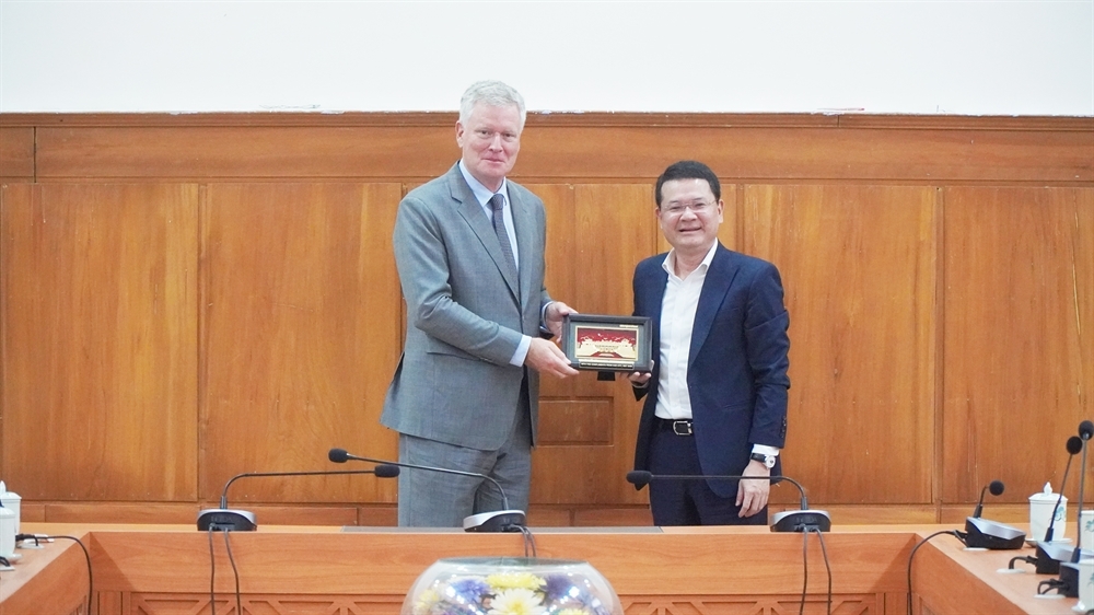  Phó Chủ tịch UBND thành phố Huế Hoàng Hải Minh tặng quà lưu niệm ông  Robert de Waha, Trưởng Đại diện thường trú khu vực (Lào, Việt Nam, Campuchia)