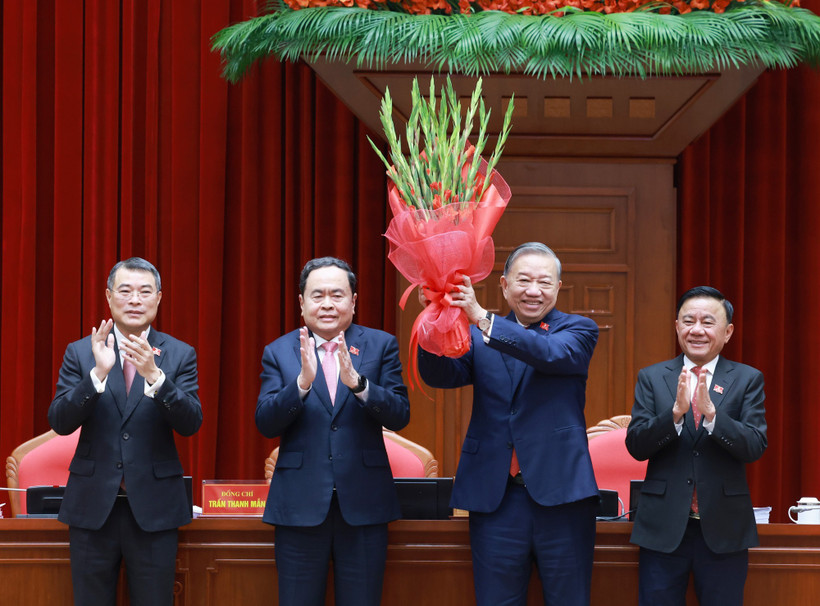 Ban Chấp hành Trung ương Đảng khóa XIV đã thống nhất tuyệt đối bầu đồng chí Tô Lâm, Tổng Bí thư Ban Chấp hành Trung ương Đảng khóa XIII tiếp tục giữ chức Tổng Bí thư Ban Chấp hành Trung ương Đảng khóa XIV. Ảnh: TTXVN