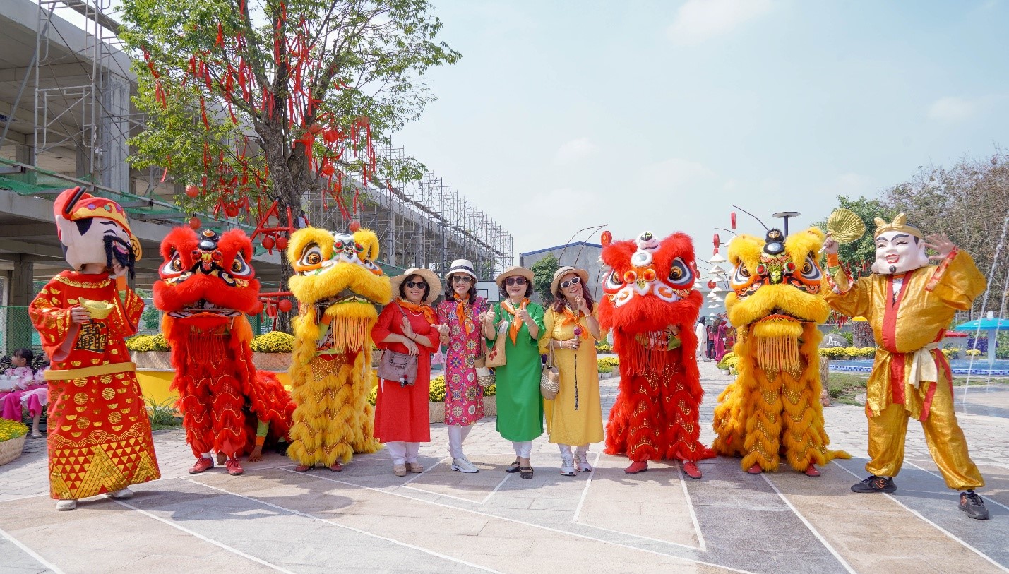 Khu vực đường hoa Tết được Chủ đầu tư tạo dựng, phục vụ cư dân và du khách đến vui xuân tại dự án Lan Anh Avenue từ nay đến Mùng 10 Tết Bính Ngọ 2026. Nguồn ảnh: Lan Anh Avenue.