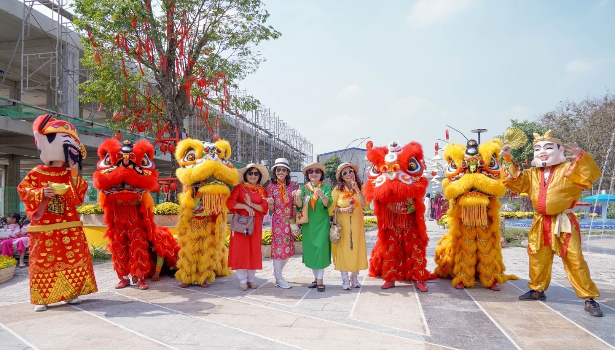 Khu vực đường hoa Tết được Chủ đầu tư tạo dựng, phục vụ cư dân và du khách đến vui xuân tại dự án Lan Anh Avenue từ nay đến Mùng 10 Tết Bính Ngọ 2026. Nguồn ảnh: Lan Anh Avenue.