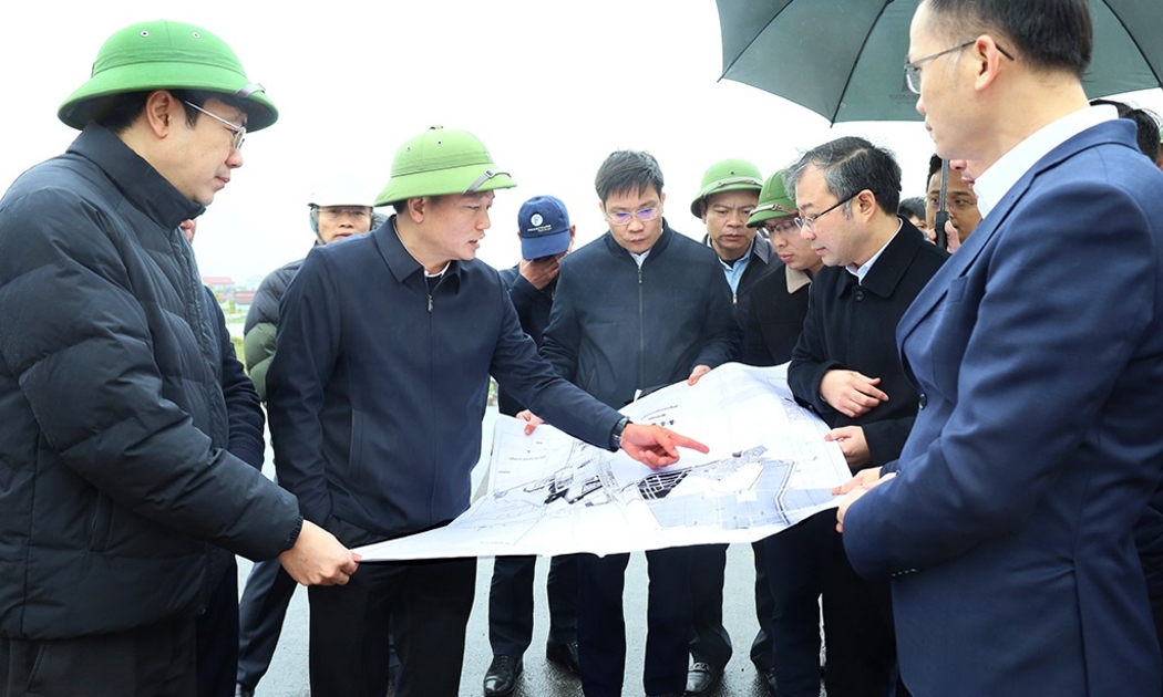 Phó Chủ tịch UBND tỉnh Ninh Bình Nguyễn Cao Sơn đi kiểm tra tiến độ thực hiện một số dự án giao thông trên địa bàn. Ảnh: Lê Dũng