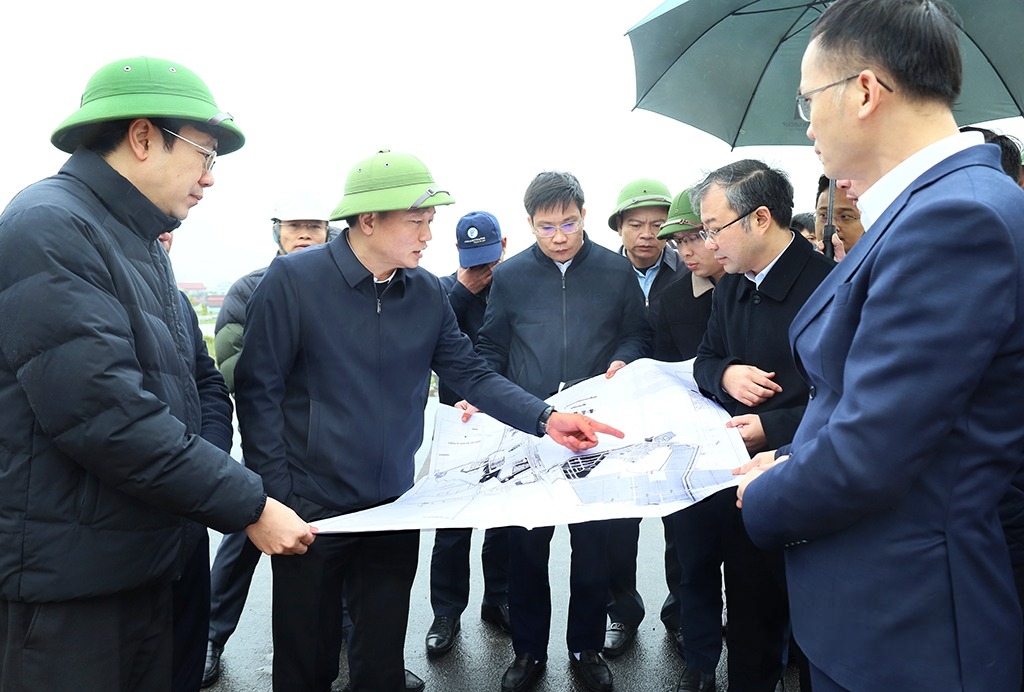 Phó Chủ tịch UBND tỉnh Ninh Bình Nguyễn Cao Sơn đi kiểm tra tiến độ thực hiện một số dự án giao thông trên địa bàn. Ảnh: Lê Dũng