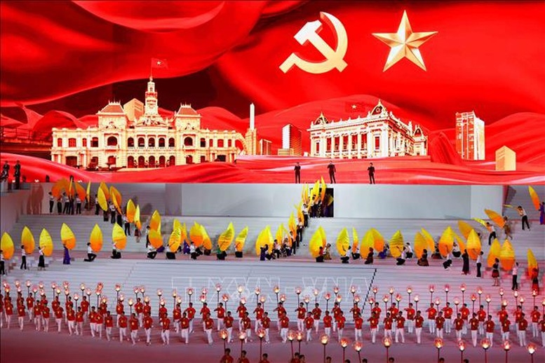 Chương trình “Dưới lá cờ vẻ vang của Đảng” là điểm nhấn đặc biệt, giàu ý nghĩa chính trị - văn hóa - nghệ thuật, thể hiện niềm tin son sắt của toàn Đảng, toàn dân, toàn quân đối với sự lãnh đạo của Đảng Cộng sản Việt Nam, quyết tâm đoàn kết một lòng thực hiện thắng lợi Nghị quyết Đại hội XIV - Ảnh: TTXVN