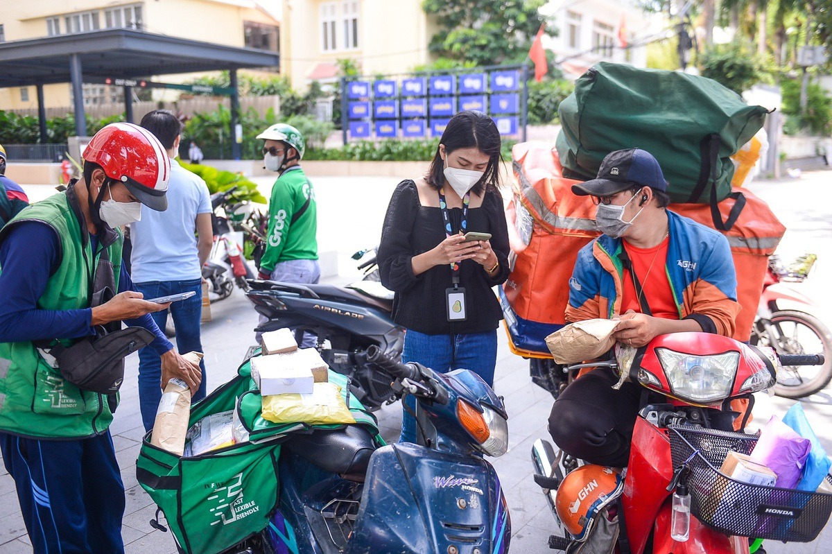 Thương mại điện tử kéo theo sự phát triển của nhiều ngành dịch vụ hỗ trợ khác như công nghệ thông tin, marketing số, sản xuất nội dung, thanh toán điện tử và phân tích dữ liệu. Ảnh&nbsp; minh họa