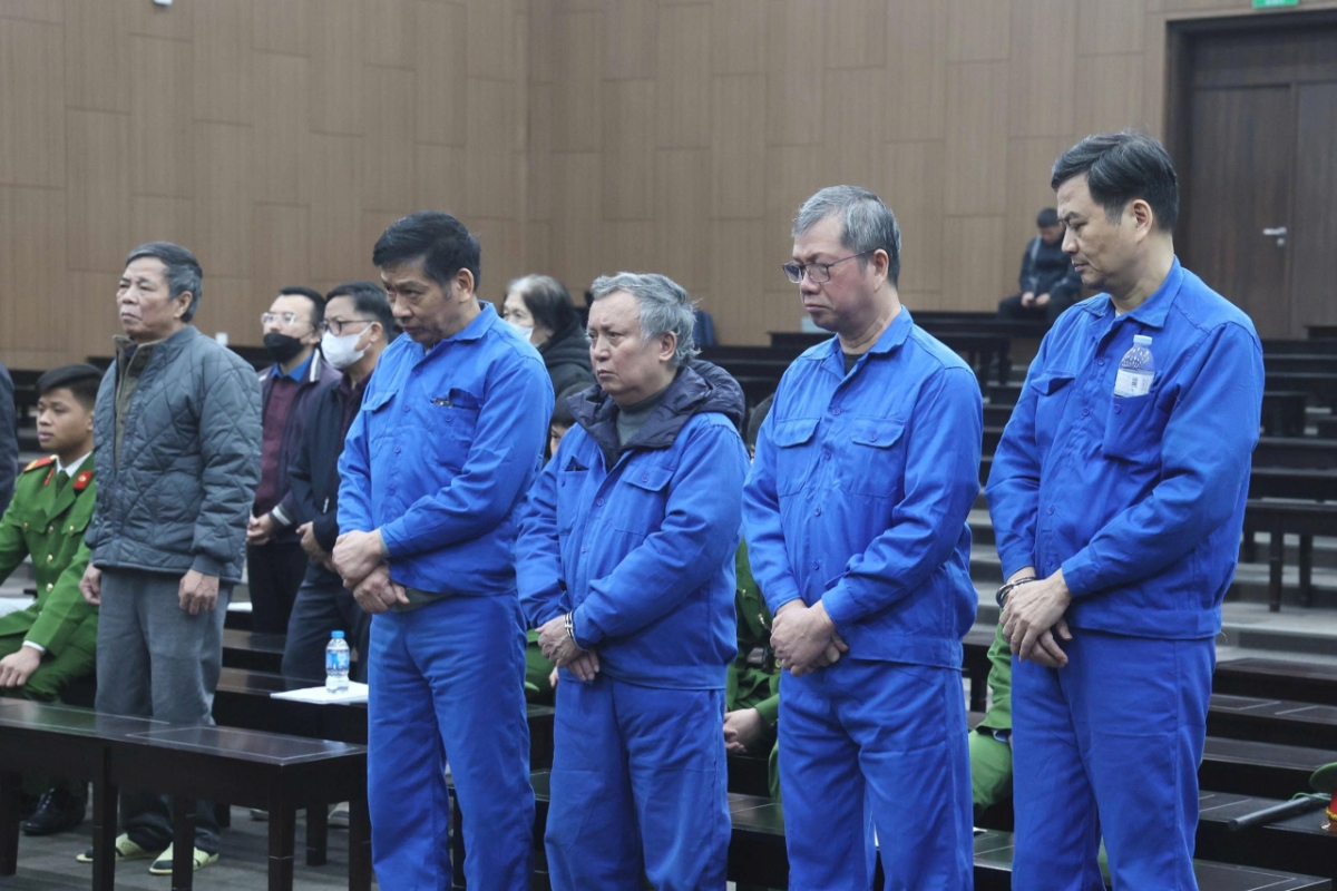 Các bị cáo tại tòa sáng 26/1.