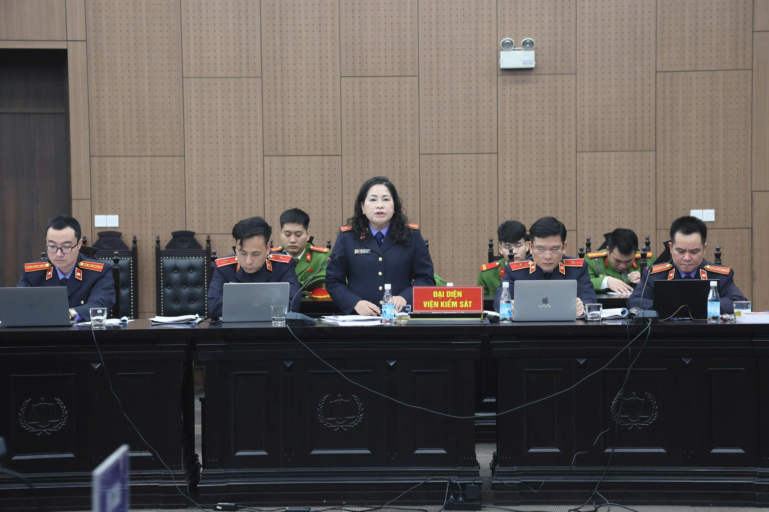 Đại diện Viện kiểm sát công bố bản cáo trạng.